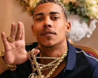 Foto do MC Poze do Rodo usando uma corrente de ouro.